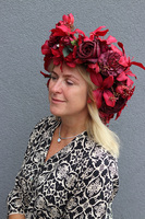 Frida Bordo, czerwony wianek na głowę ze sztucznych kwiatów