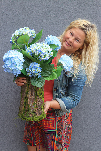Blue Hortensja w Mchu, kompozycja kwiatowa w pniu