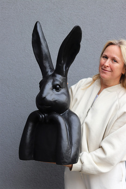 Myśliciel XXL Black, duży zajączek wielkanocny figurka, wys.74cm