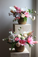 Lilie Clemente, kompozycja kwiatowa w naczyniu