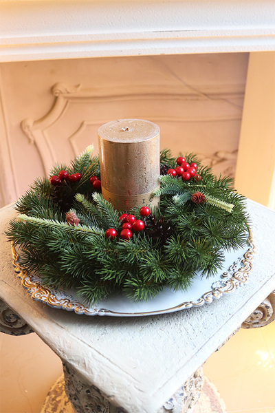 Simple Christmas 2, stroik ze świecą na talerzu
