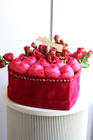  Serce Welurowe,  czerwony flowerbox z różami na Dzień Mamy