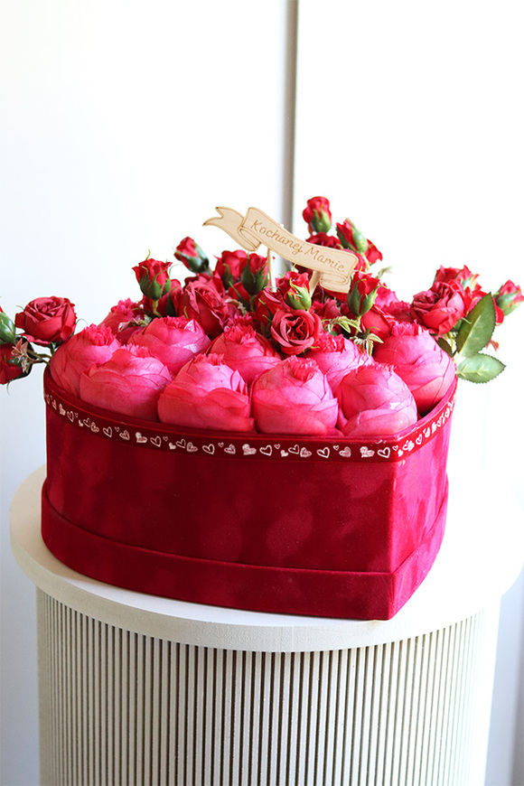  Serce Welurowe,  czerwony flowerbox z różami na Dzień Mamy