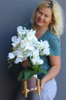 Ambra, sztuczny storczyk w donicy na stojaku