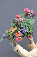 Skrzydła Anioła, dekoracja nagrobna na drewnianej podstawie, wym.33x33x64cm