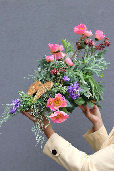 Skrzydła Anioła, dekoracja nagrobna na drewnianej podstawie, wym.33x33x64cm