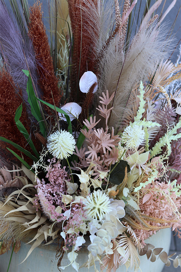 Piaskowe Pola, sztuczna trawa w donicy z ziołami