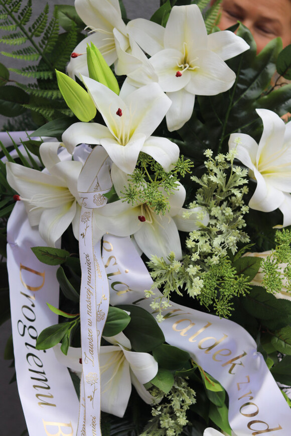 Liliana, wiązanka nagrobna z białymi kwiatami
