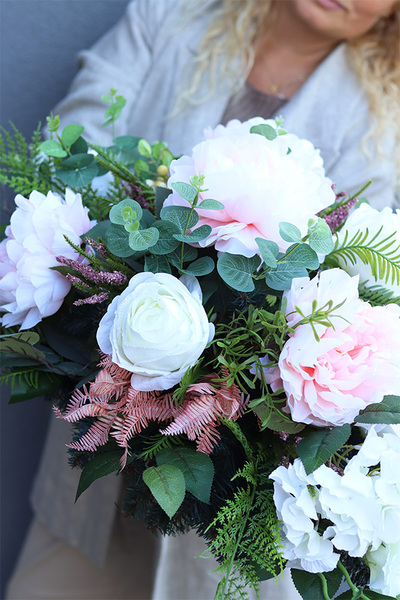 Delicata, elegancka wiązanka nagrobna