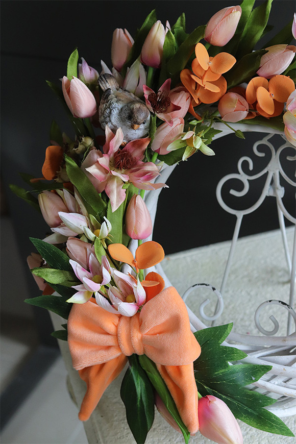 Morello Spring, wianek z tulipanami na drzwi