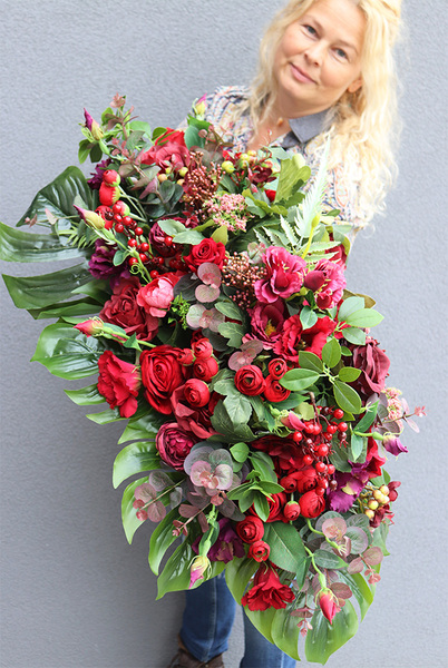 czerwona kompozycja nagrobna, Laos Augustina Redunia, wys.65x105cm 