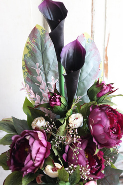 Nedista, fioletowy bukiet nagrobny z kallami, wys.62cm 