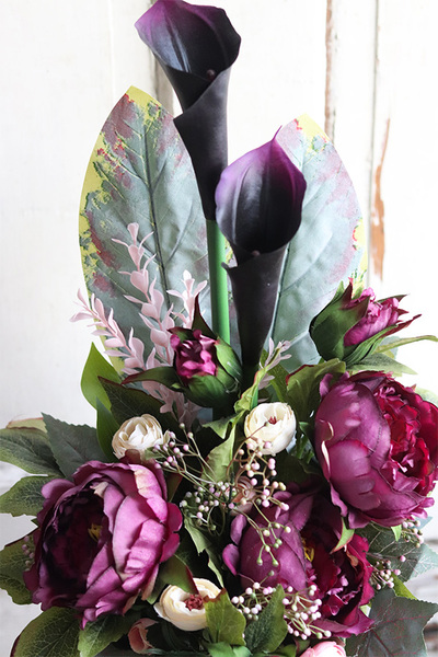 Nedista, fioletowy bukiet nagrobny z kallami, wys.62cm 