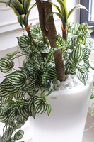 sztuczna jukka w donicy podświetlanej LED