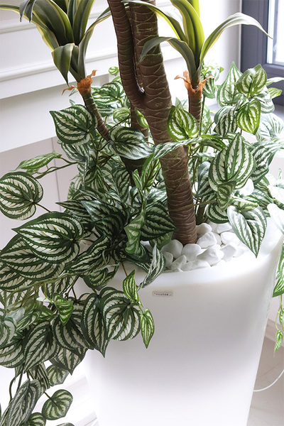 sztuczna jukka w donicy podświetlanej LED