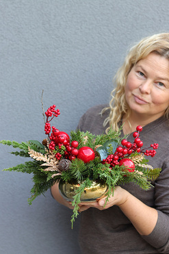 Red Classic Mini, świąteczny stroik w złotej misie, wym.30x36x25cm