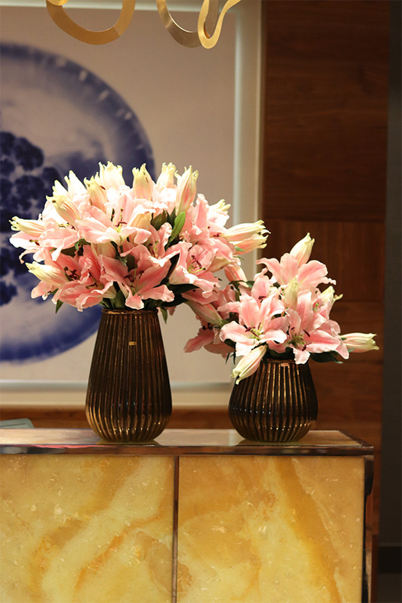 Liliowe Hilton 2, kompozycja kwiatowa w naczyniu