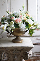 Esmeralda, bogata kompozycja kwiatowa w pucharze, wym.38x45cm