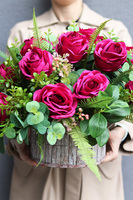 Różowa Róża, kompozycja nagrobna w drewnianym naczyniu