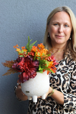 September, pomarańczowe sukulenty w donicy na nóżkach, wys.34cm