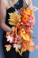  Jesienne Promienie, kompozycja kwiatowa w złotej osłonce, wym.44x50cm