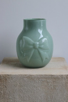 Kokarda Glassier, wazon szklany z kokardą