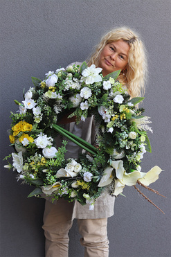 Memoriana 2, duży wieniec nagrobny z kallami, śr.68cm 