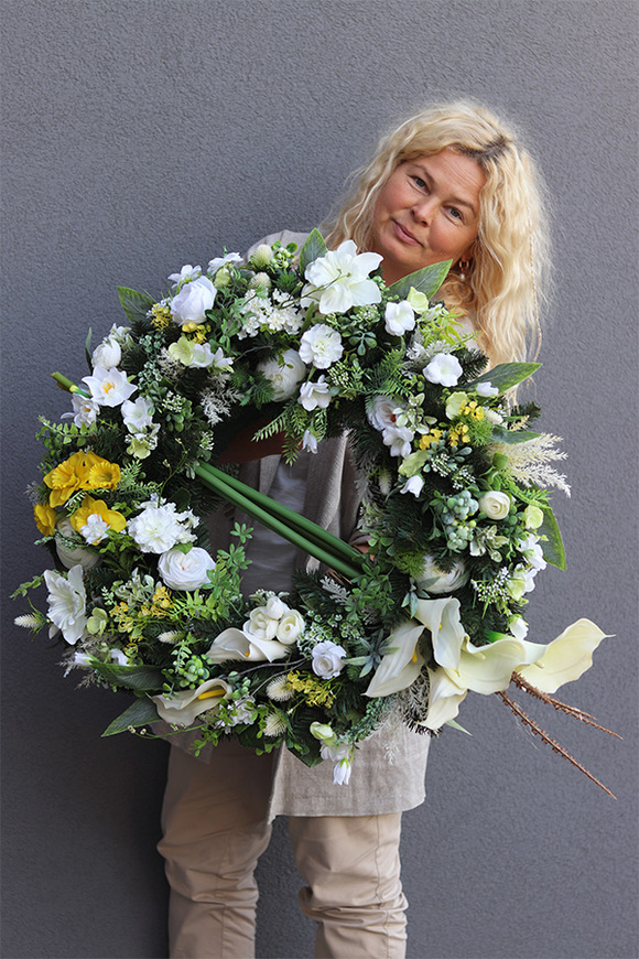 Memoriana 2, duży wieniec nagrobny z kallami