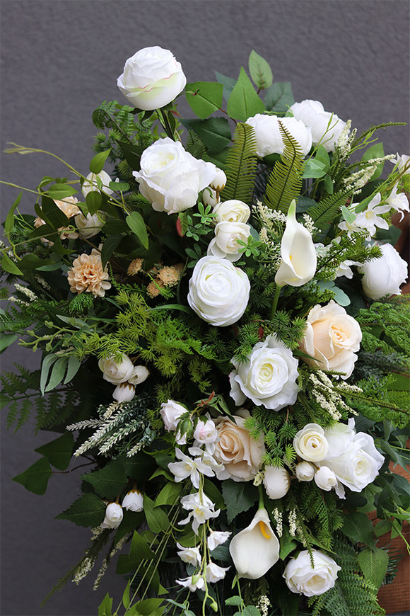 Doris New, biała wiązanka nagrobna