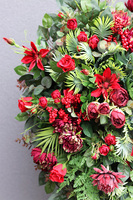 Red Rosana, wiązanka nagrobna z czerwonymi różami