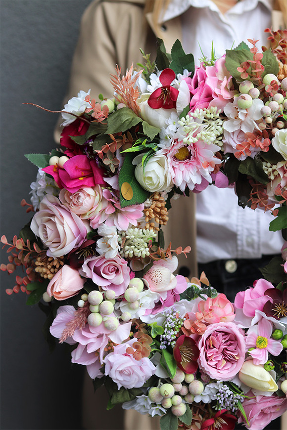 Urete, kwiatowy wianek na drzwi