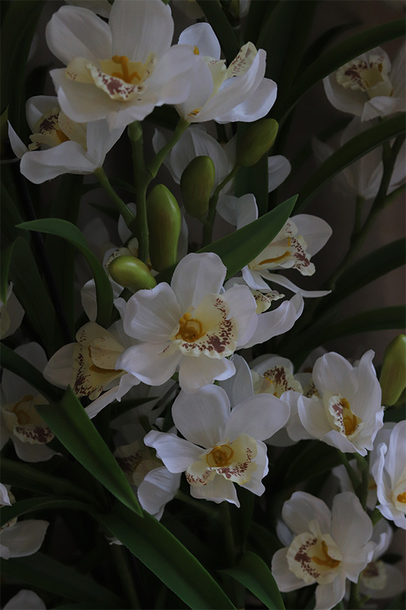 Cymbydium Secret of Flowers, sztuczny storczyk w złotej donicy