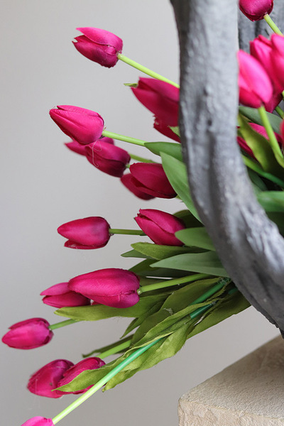 Volcan Magenta Tulips, kompozycja nagrobna w misie