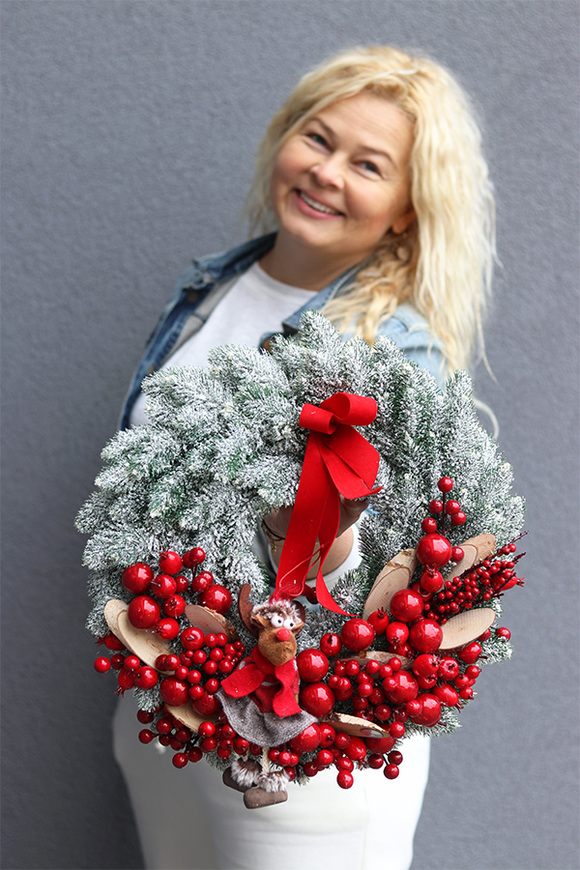 Mroźna Czerwień, świąteczny wianek z reniferem