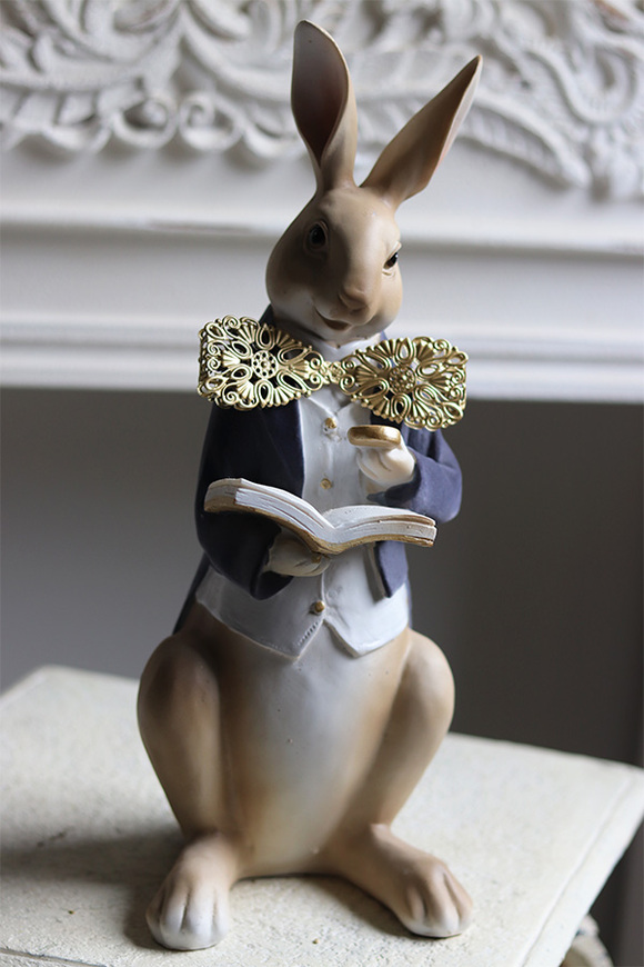 Easter Gentleman B, figurka zajączek z książką