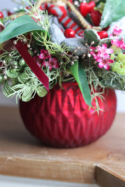 Valentia, kompozycja kwiatowa z laleczką, wys.23cm