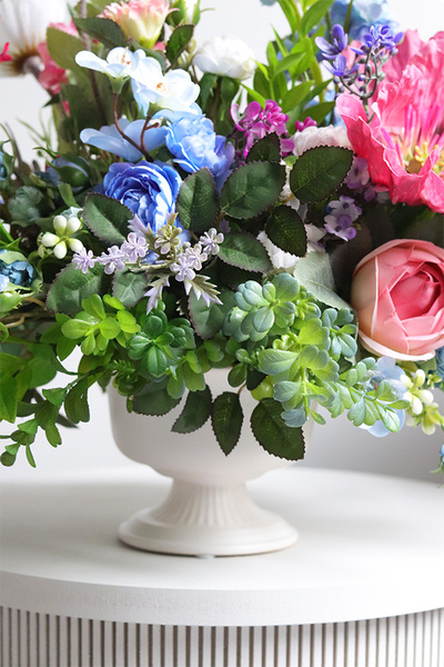 Kreoneta Ledireta, kompozycja kwiatowa w pucharze