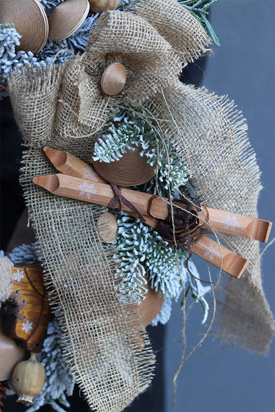 Na Narty, zimowy wianek z drewnianymi elementami, śr.43cm