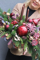 Exclusive Ferrano, świąteczny stroik w metalowym pucharze