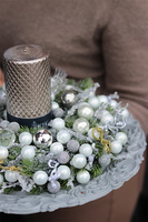 Silverita, stroik ze świecą na talerzu