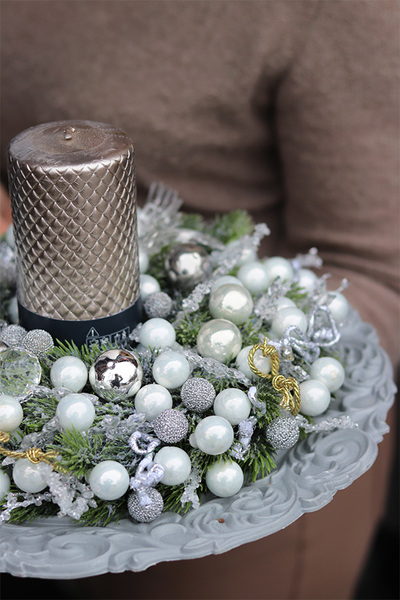 Silverita, stroik ze świecą na talerzu