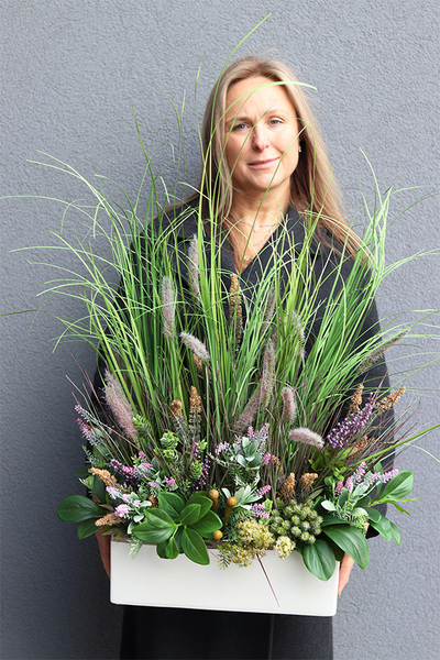  Korelia Felano, kompozycja z trawami w białej donicy