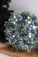 Granatowa Zima Blue, świąteczny wianek z bombkami