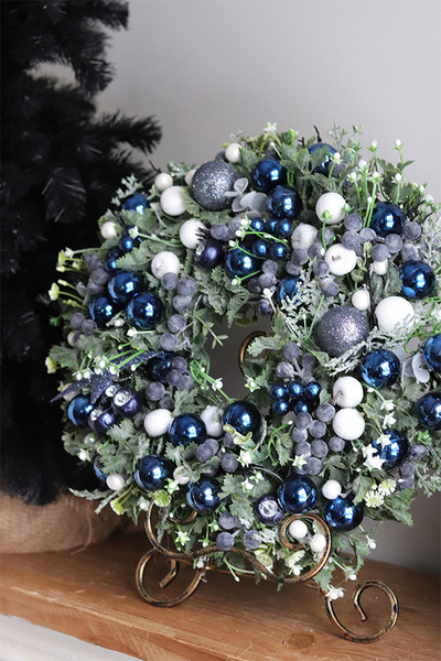Granatowa Zima Blue, świąteczny wianek z bombkami