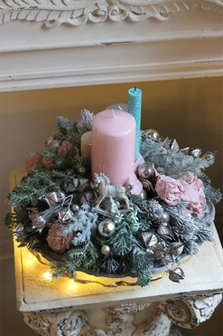 Pink Winter, stroik ze świecami na talerzu, wym.27x34cm