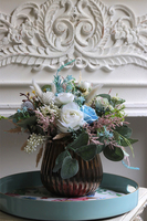 Blue Marine, kompozycja kwiatowa w miedzianym naczyniu