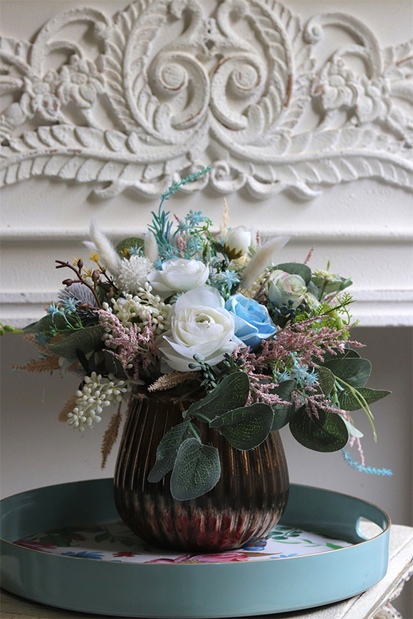 Blue Marine, kompozycja kwiatowa w miedzianym naczyniu