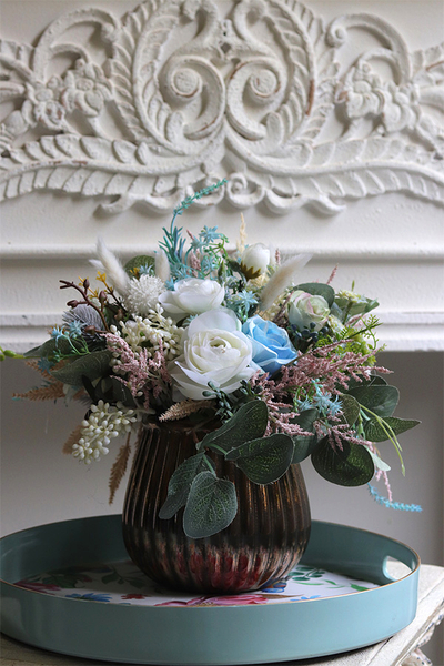 Blue Marine, kompozycja kwiatowa w miedzianym naczyniu