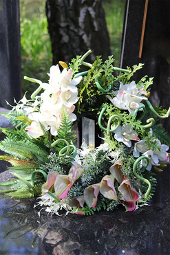 Ulisses, wieniec nagrobny z cymbydium i kalie, śr.60cm