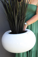 Black Mars Fiberglass, sztuczna czarna trawa w białej donicy